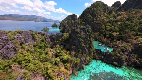 FPV drone flight over tropical lagoon and cliffs near Kayangan Lake, Philippines Vídeos de archivo 341862530