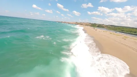FPV drone flight over turquoise waves revealing Veleka Beach on the Black Sea. Stock Footage 342737625
