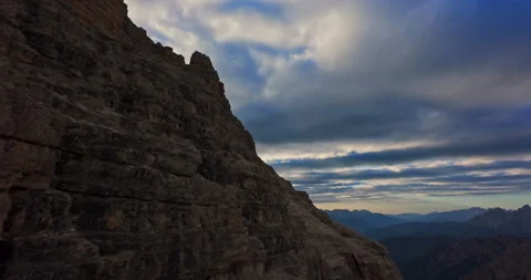 FPV drone flight sweeping just above rugged Dolomite cliffs 스톡 동영상 337515569