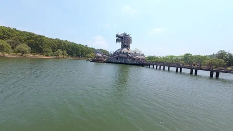 FPV Drone Flight Through Abandoned Dragon Structure in Hue Water Park, Vietnam 库存影片 331427813