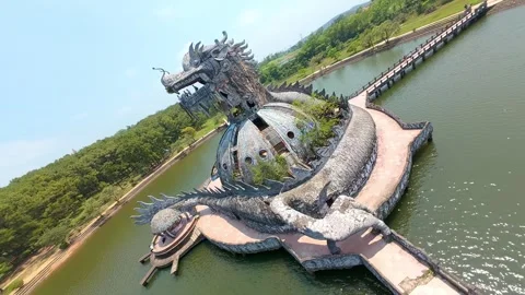 FPV Drone Flight Through Abandoned Dragon Structure in Hue Water Park, Vietnam 库存影片 331427819