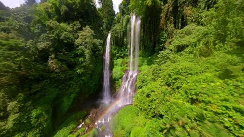 FPV drone flight through jungle and cascading stream of Sekumpul Waterfall, Bali Vídeos de archivo 315273273