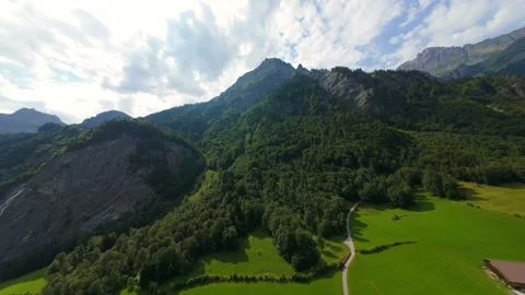 FPV Drone Flight Through Swiss Alpine Valley and Mountain Cliffs 스톡 동영상 343910649