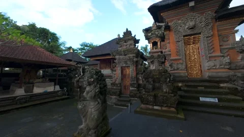 FPV drone flight through a traditional Balinese Hindu temple in Ubud, Bali Vídeos de archivo 337562979
