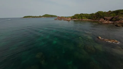 FPV Drone Flying Above Clear Turquoise Sea and Reef, Phu Quoc Island Vídeos de archivo 331356147