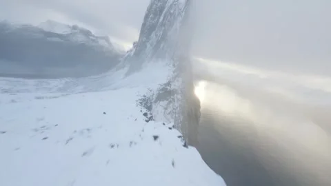 FPV Drone Flying Along Steep Cliff Towards Segla in Senja, Norway Vídeos de archivo 308729323