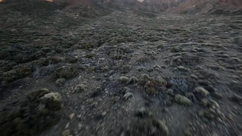 FPV drone flying close over a desert like landscape with a mountain volcano in 스톡 동영상 171222907
