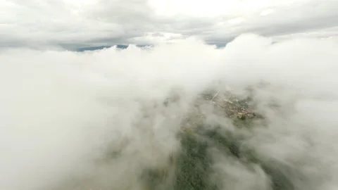 FPV drone flying at high speed over the clouds. Vidéo 154041219