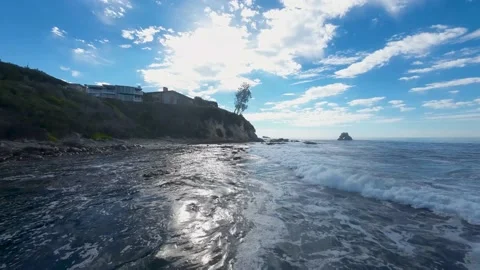 FPV Drone Flying Low over California Coast 스톡 동영상 219978012