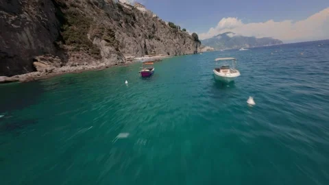 FPV Drone Flying Low Over Amalfi Beach Mediterranean Ocean Italy Vidéo 344991089