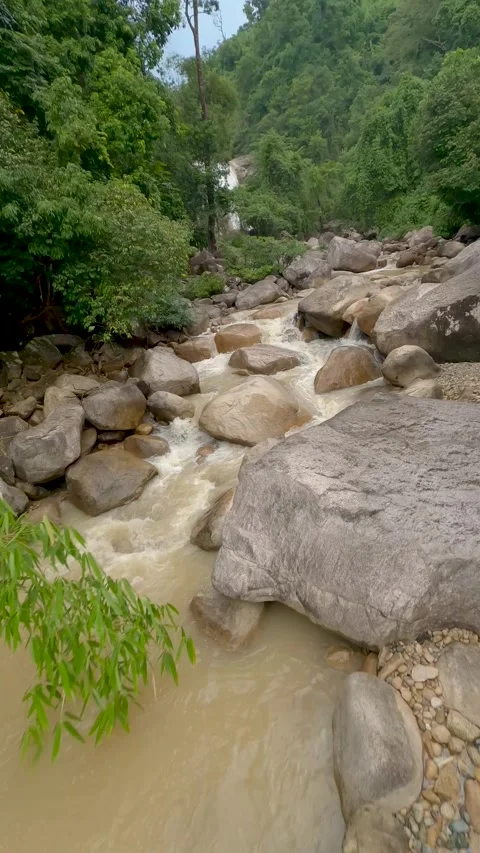 Fpv drone flying over a waterfall Stock-Footage 255485377