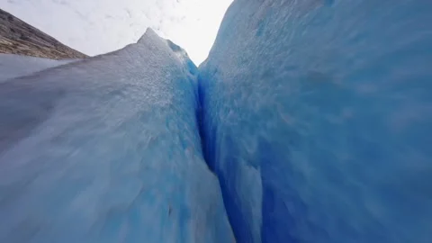 FPV Drone Flying Through Crevasses of Norwegian Glacier Video stock 305802464