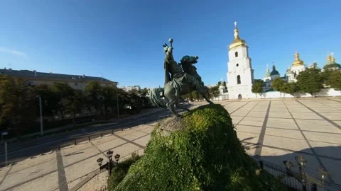 FPV drone footage. Fly over Bohdan Khmelnytsky Monument on Sofiyivska Square at Vídeos de archivo 166301673