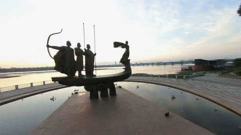FPV drone footage. Fly over Kyiv Founders Monument at sunrise. Ukraine, Kyiv - Video stock 166322793