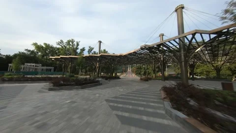 FPV drone footage. Fly over Perhola near Parkovy bridge in Kyiv. 库存影片 166322822