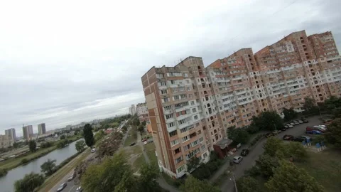 FPV drone footage. Fly over near Soviet buildings in Kyiv district. Ukraine 库存影片 166323432