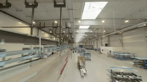 FPV drone footage flying dynamically through the conveyor systems of a powder Vidéo 332897434