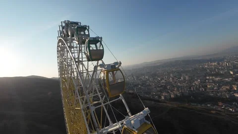 FPV Drone Orbit Around Ferris Wheel | Tbilisi Mountain Park Aerial 库存影片 310843219
