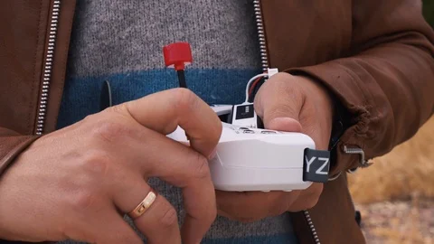 FPV drone pilot fastens the antenna to the glasses Vídeos de archivo 116960154