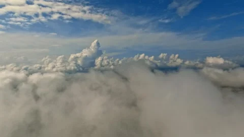 FPV DRONE THROUGH THE CLOUDS 库存影片 261787713