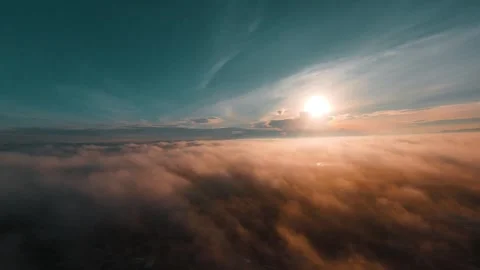 FPV DRONE THROUGH THE CLOUDS 库存影片 262082162