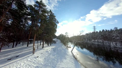 FPV drone view. Fast flight in the winter forest with river. Vídeos de archivo 147995544