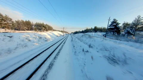 FPV drone view. Fast flight over the railway in the winter forest at sunset Vídeos de archivo 147995613