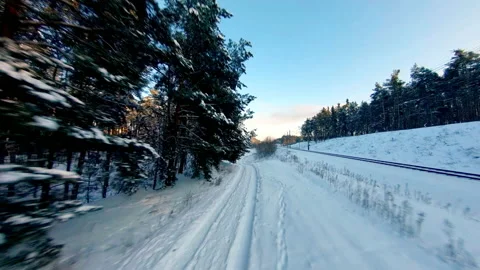 FPV drone view. Fast flight over the railway in the winter forest at sunset Vídeos de archivo 147995659