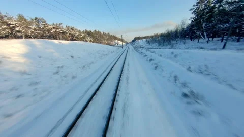 FPV drone view. Fast flight over the railway in the winter forest at sunset Vídeos de archivo 147995867