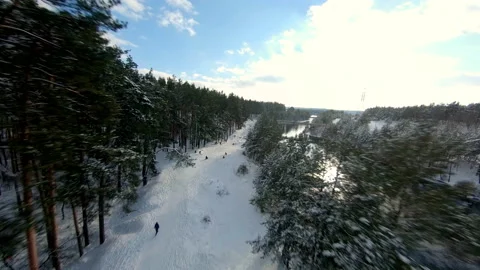 FPV drone view. Fast flight over river in the winter forest near buildings 库存影片 147995995