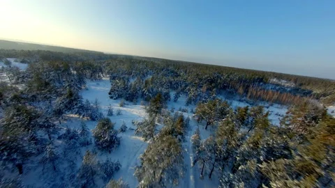 FPV drone view. Fast flight over the railway in the winter forest at sunset Vídeos de archivo 147996049