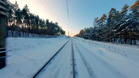 FPV drone view. Fast flight over the railway in the winter forest at sunset Vídeos de archivo 147996103