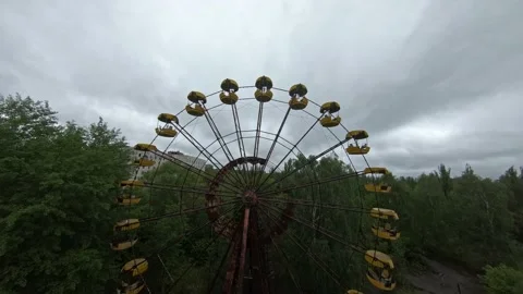 FPV drone view. Flight to an amusement park with a Ferris wheel in the abandoned 스톡 동영상 155377437