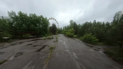 FPV drone view. Flight to an amusement park with a Ferris wheel in the abandoned Vídeos de archivo 155377685