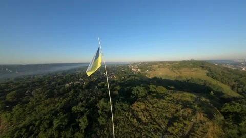 FPV drone view flight around the Ukrainian flag on Divych-Hora at dawn 库存影片 169504355