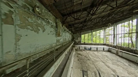 FPV drone view. Flight inside abandoned swimming pool of Pripyat city. Vídeos de archivo 155377546