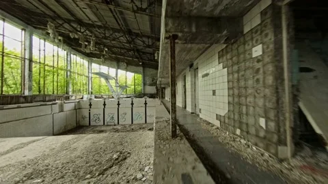 FPV drone view. Flight inside abandoned swimming pool of Pripyat city. 库存影片 155377920