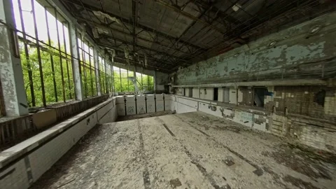 FPV drone view. Flight inside abandoned swimming pool of Pripyat city. Vídeos de archivo 155377999