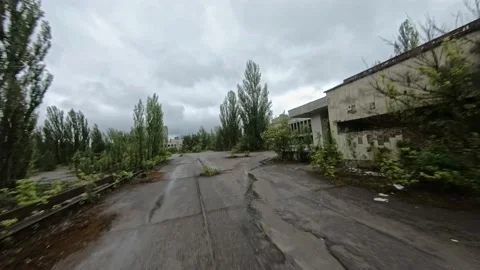 FPV drone view. Flight over central square of abandoned Pripyat city in the rain Vídeos de archivo 155377735