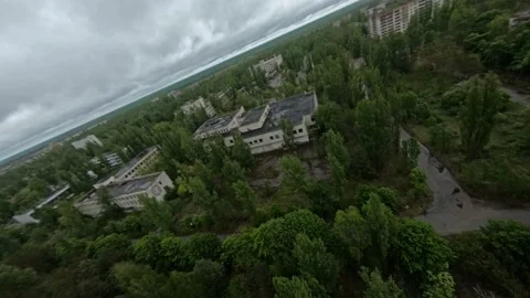 FPV drone view. Flight over central square of abandoned Pripyat city in the rain Vídeos de archivo 155378125