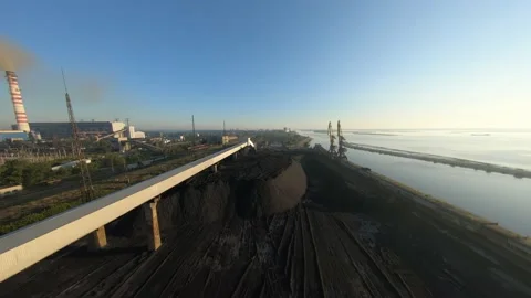 FPV drone view flight over coal delivery terminal with port cranes for thermal Vídeos de archivo 169504420
