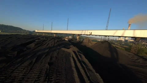 FPV drone view flight over coal delivery terminal with port cranes for thermal Vídeos de archivo 169504733