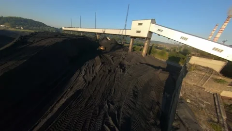 FPV drone view flight over coal delivery terminal with port cranes for thermal Vídeos de archivo 169504845