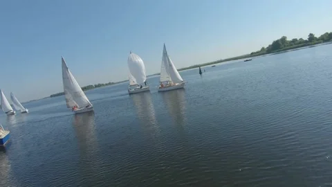 FPV drone view footage of regatta or sailing race at Dnipro river Vidéo 144625631