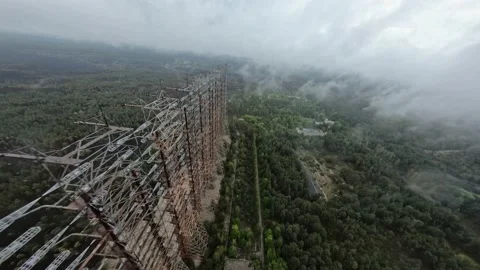 FPV drone view of over horizon duga radar system in the rain. The Chernobyl Vídeos de archivo 155377655