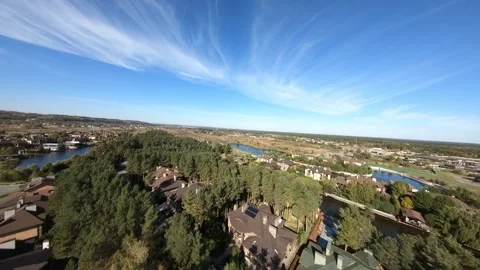 Fpv dynamic flight over a cottage town with a river and a park 스톡 동영상 248050236