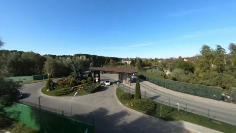 Fpv dynamic flight over a cottage town with a river and a park 스톡 동영상 248050373