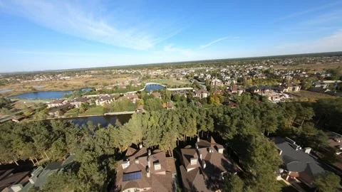 Fpv dynamic flight over a cottage town with a river and a park 스톡 동영상 248050475