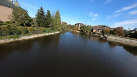 Fpv dynamic flight over the river among the houses 스톡 동영상 248050206