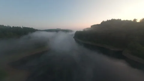 FPV flight over a German lake (Genkeltalsperre) with fog 動画素材 314738927